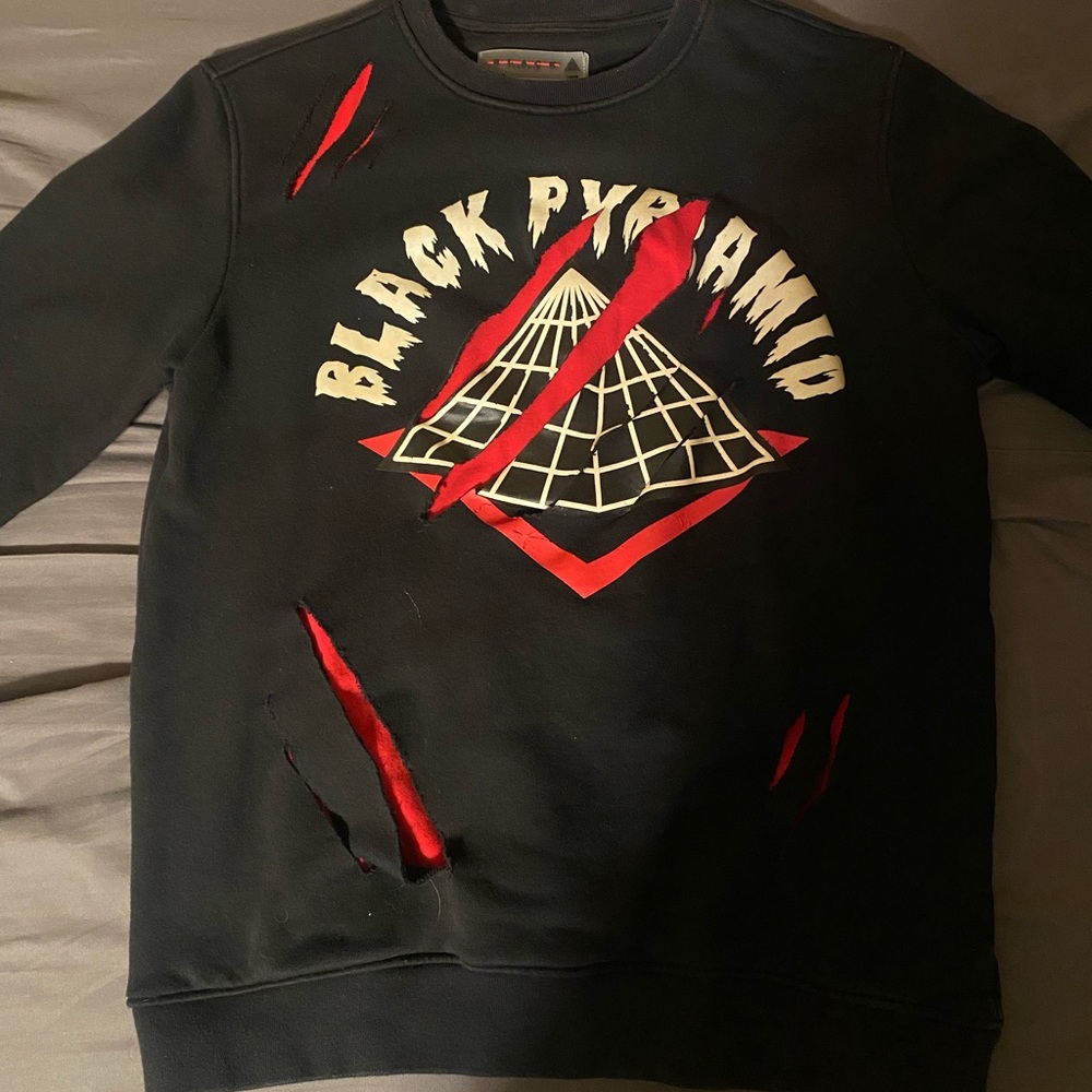 Black Pyramid Graphic Crewneck
